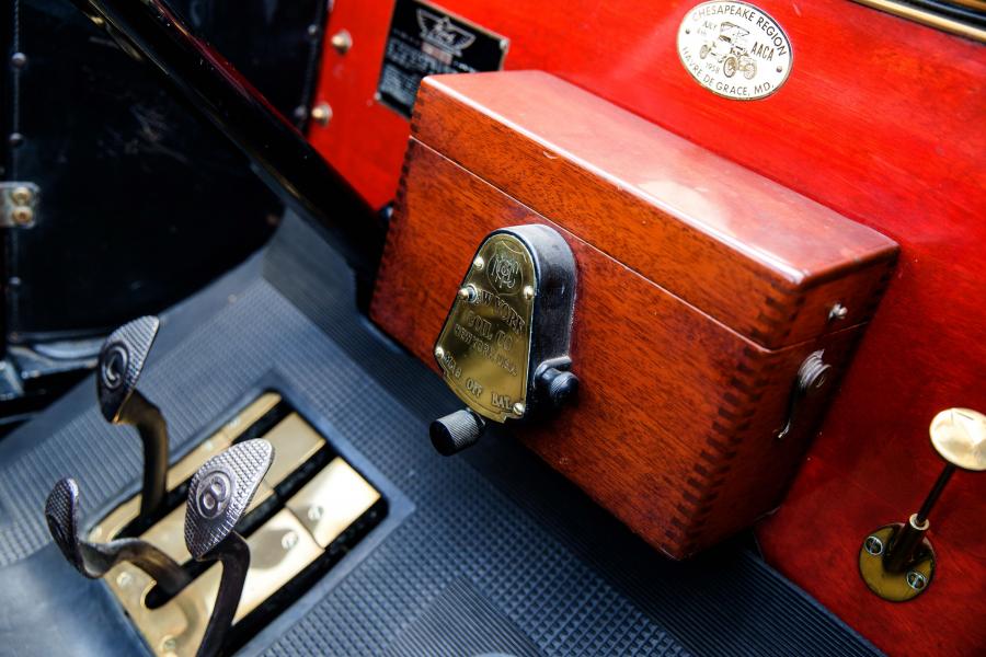 Детали интерьера Ford Model T Torpedo Runabout 1912 года  (фото 16 из 25)